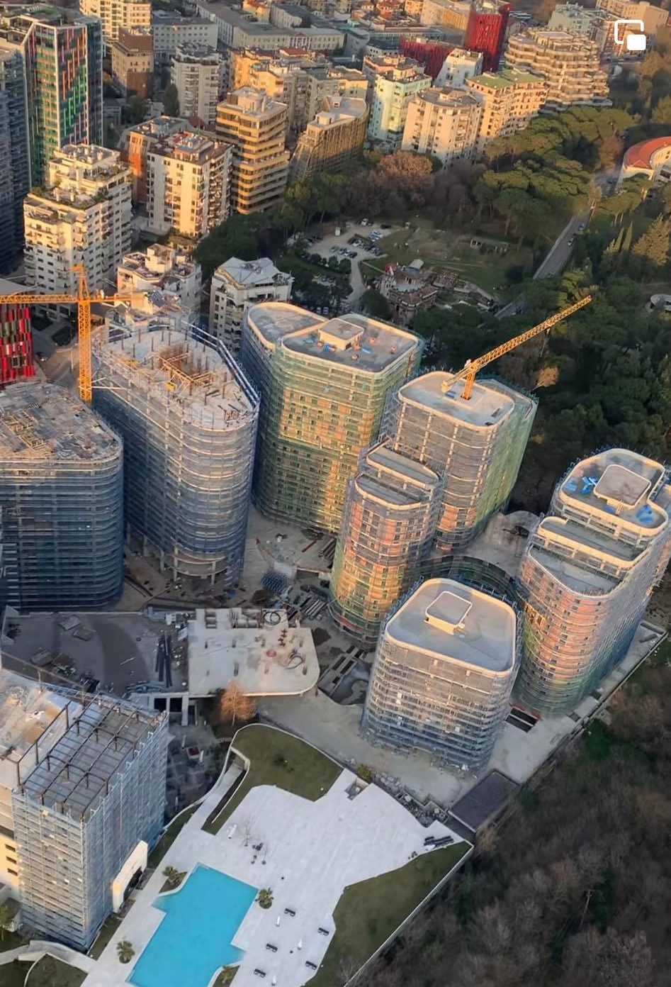 Dalin pamjet e frikshme, masakra që oligarku Shefqet Kastrati ka bërë me kulla te Parku i Liqenit në Tiranë, pse hesht edhe opozita?!