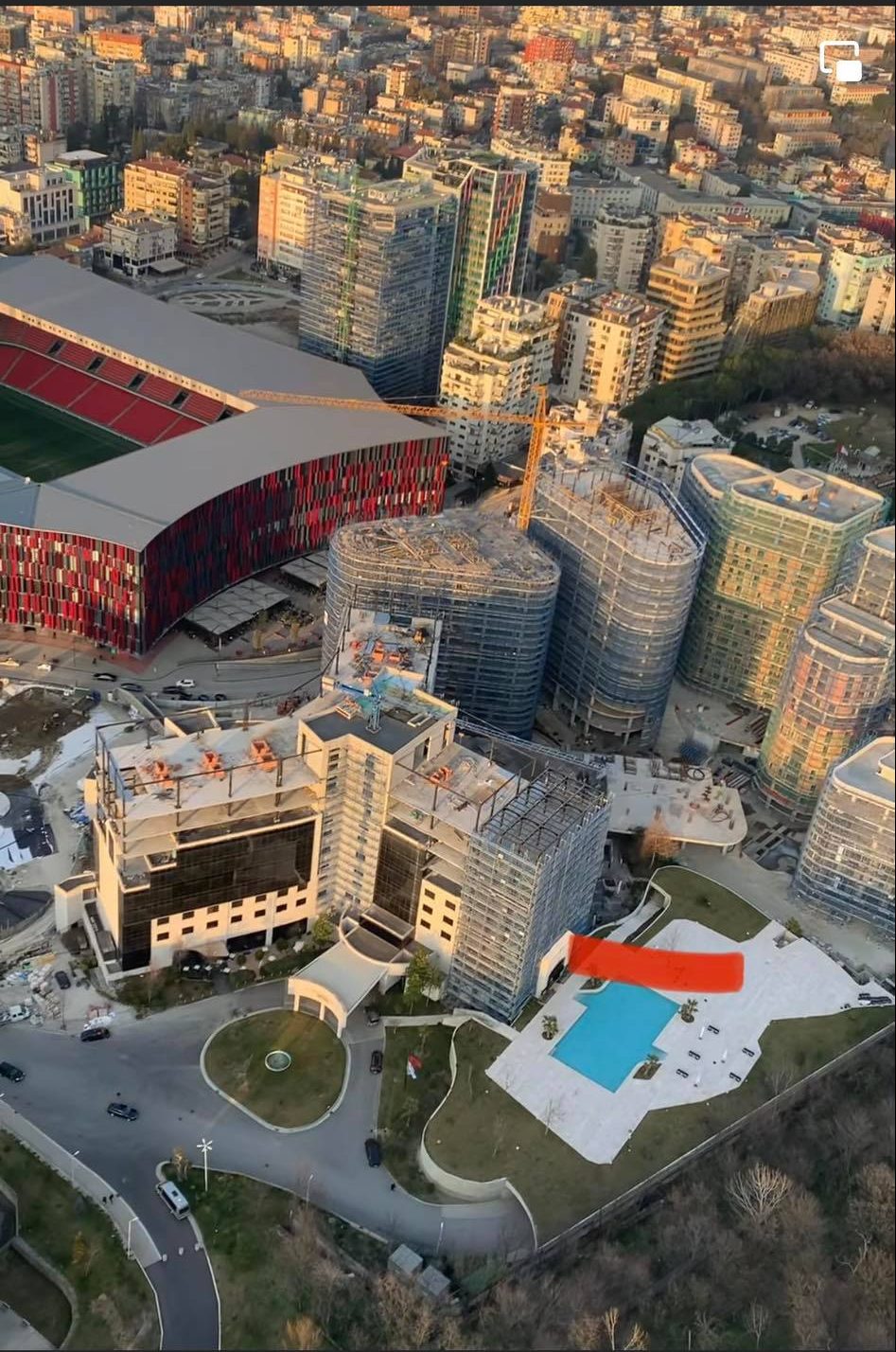 Dalin pamjet e frikshme, masakra që oligarku Shefqet Kastrati ka bërë me kulla te Parku i Liqenit në Tiranë, pse hesht edhe opozita?!