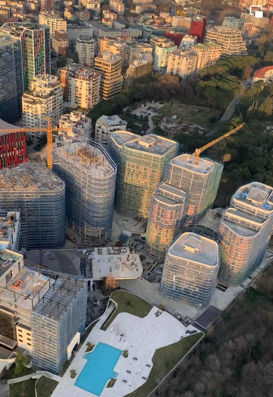 Dalin pamjet e frikshme, masakra që oligarku Shefqet Kastrati ka bërë me kulla te Parku i Liqenit në Tiranë, pse hesht edhe opozita?!