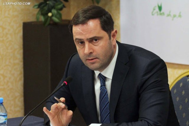 Intriga, dyshime për korrupsion dhe shuuuumë para! Të përhershmit Nikolin Jaka , Shpresa Joanidhi dhe Xhemal Qefalia fërkojnë duart për "supën" e QSUT-së