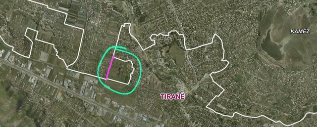 Me mavi kufiri i vjetër ndarës mes bashkive Tiranë-Kamëz. Pjesa brenda rrethit ku po ndërton Samir Mane