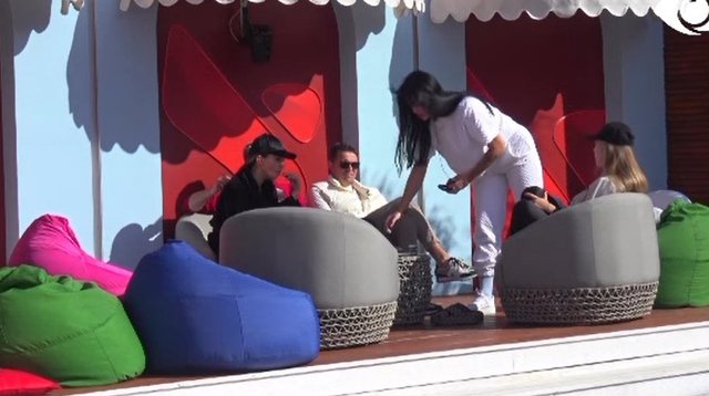 39EC0EC9-B419-43B2-B2C1-187E8BA34633