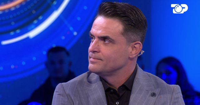 2EDE7653-D5EF-474A-A890-355C7A772C52