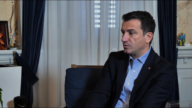 F4E3B126-54A2-40B8-A46C-47F50FBB30E7