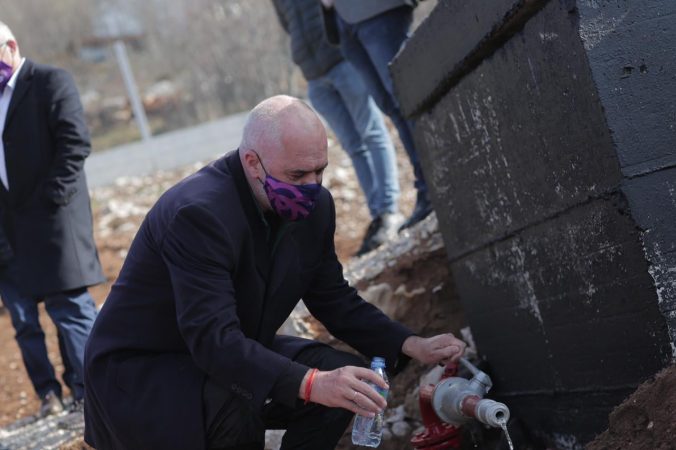 Rama-duke-mbushur-uje-nga-ujesjellesi-i-krujes-1-676x450