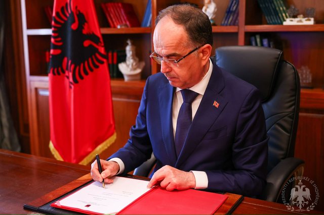 -640-0-07bde2025340dc1f1028775a367a25ef