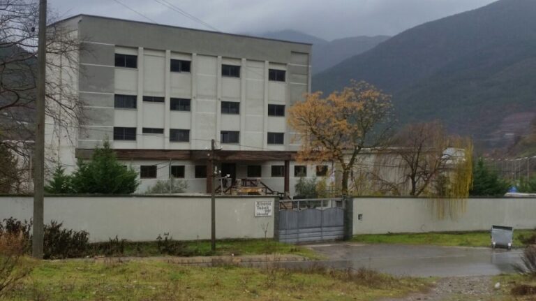 albania-tabak-factory-940