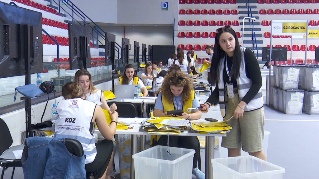 cap_VOTA-E-DIASPORES-M-E-11-MAJ-RAMA-MESAZH-ZGJEDHESVE-Moment-historik-mos-prisni-qe-tua-marrin-zarfet-dorezojini-ne-pikat-postare_00_00_11_01