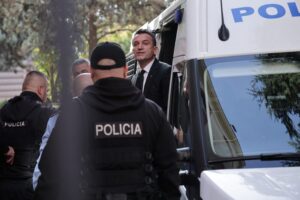 auto_Erion-Veliaj-Gjykata-Kushtetuese-pranga-policia-31762931014