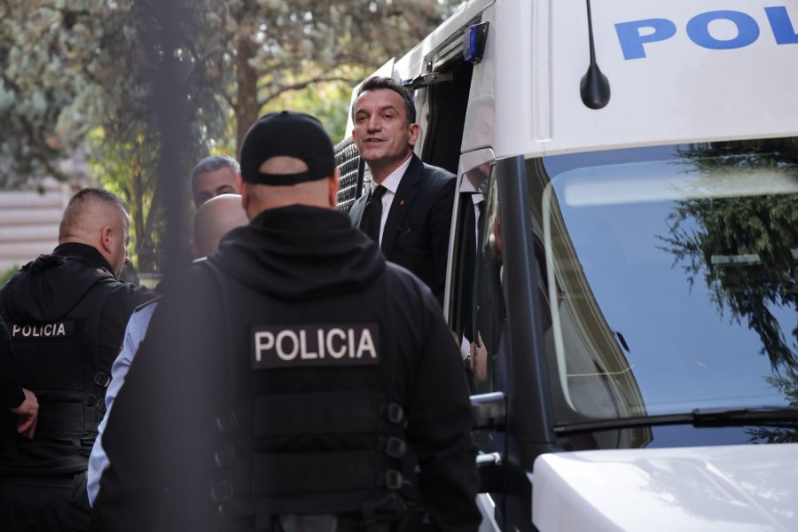 auto_Erion-Veliaj-Gjykata-Kushtetuese-pranga-policia-31762931014